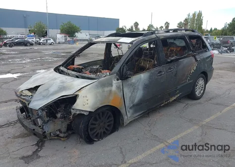 2010 Toyota Sienna Xle z USA, uszkodzony, nr VIN 5TDYK4CC3AS306697